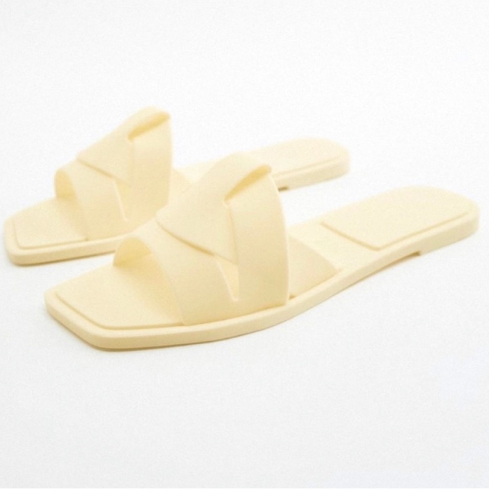 Zara Rubber Creme Sandals/Slides - EU 39 US 8.5